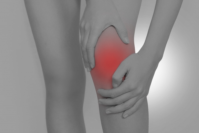 日常生活の中で膝にかかる負担が痛みの原因です